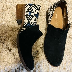 Toms black suede shoes. Size 7W